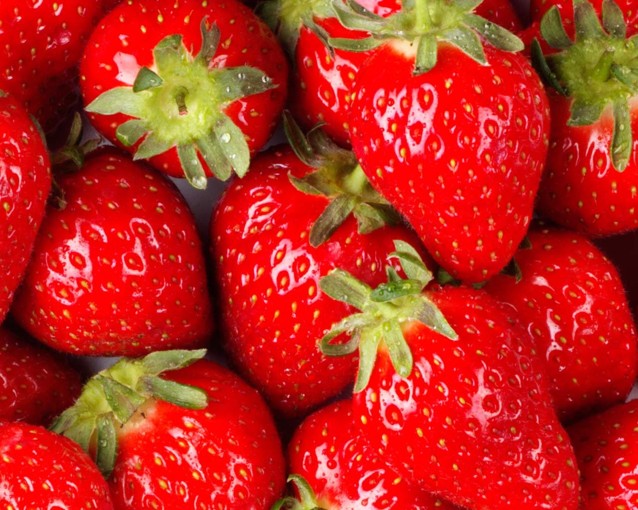 Scented Soy Wax Candle – Fresh Strawberries Scented Candle for Easter Gifting & Home Decor